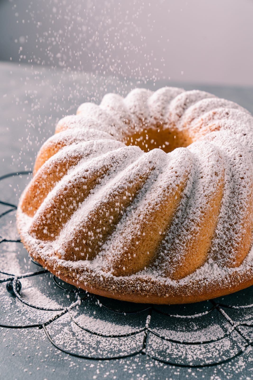 Rezept für einen Sandkuchen. Simpel. Saftig. Schnell. Definitiv der saftigste Sandkuchen, den man sich vorstellen kann. Einfach perfekt, daher ein Muss zum Nachbacken.