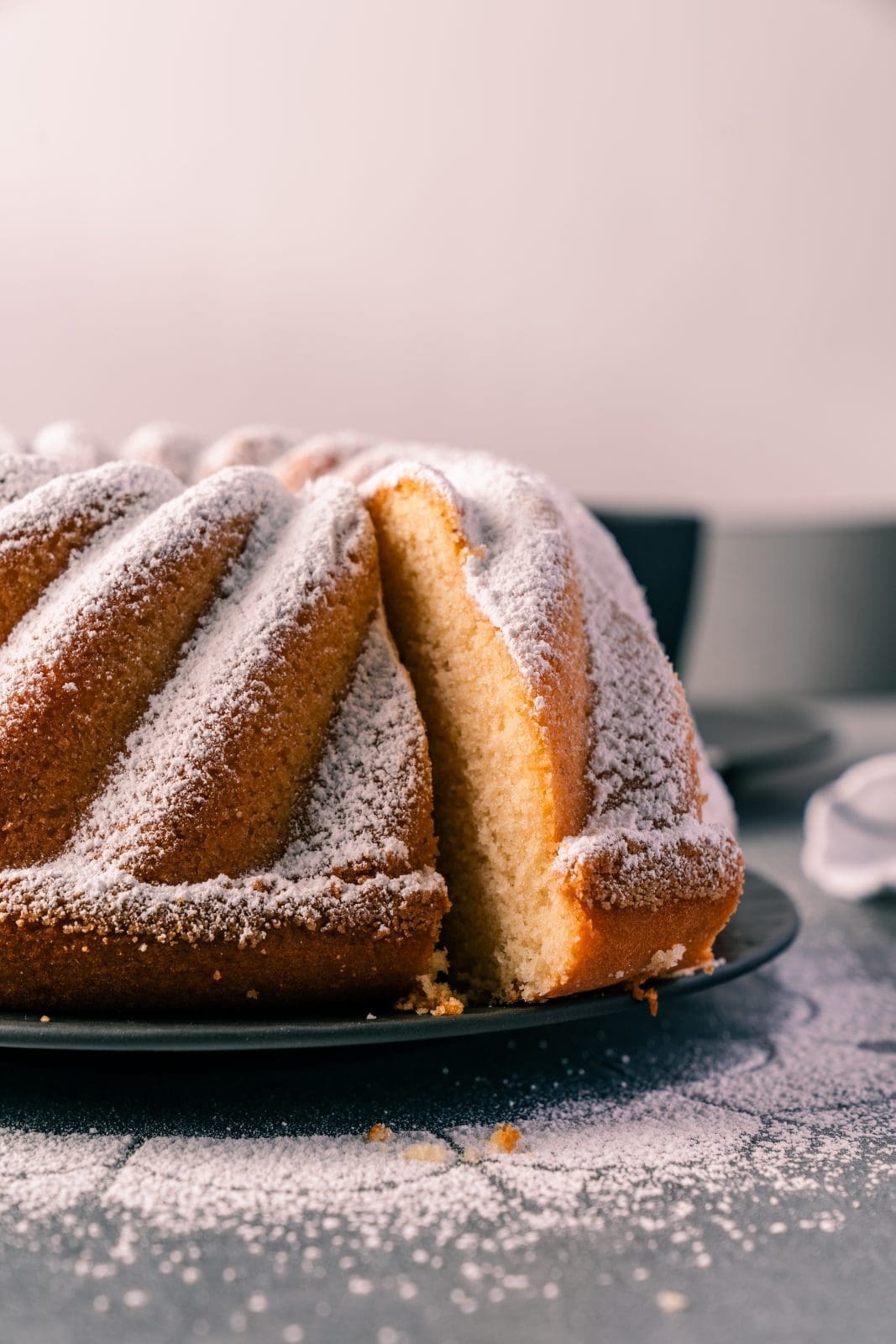 Rezept für einen Sandkuchen. Simpel. Saftig. Schnell. Definitiv der saftigste Sandkuchen, den man sich vorstellen kann. Einfach perfekt, daher ein Muss zum Nachbacken.