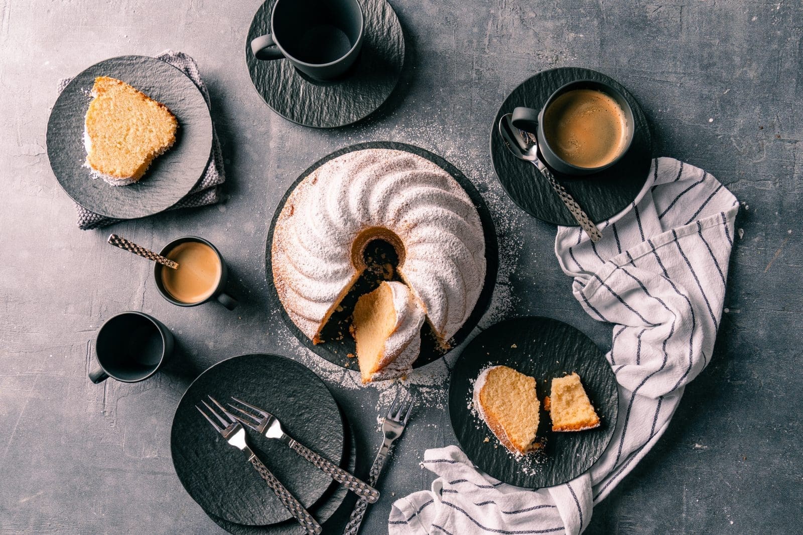 Rezept für einen Sandkuchen. Simpel. Saftig. Schnell. Definitiv der saftigste Sandkuchen, den man sich vorstellen kann. Einfach perfekt, daher ein Muss zum Nachbacken.