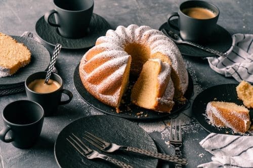 Sandkuchen - simpel, saftig, schnell 12 Rezept für einen Sandkuchen. Simpel. Saftig. Schnell. Definitiv der saftigste Sandkuchen, den man sich vorstellen kann. Einfach perfekt, daher ein Muss zum Nachbacken.