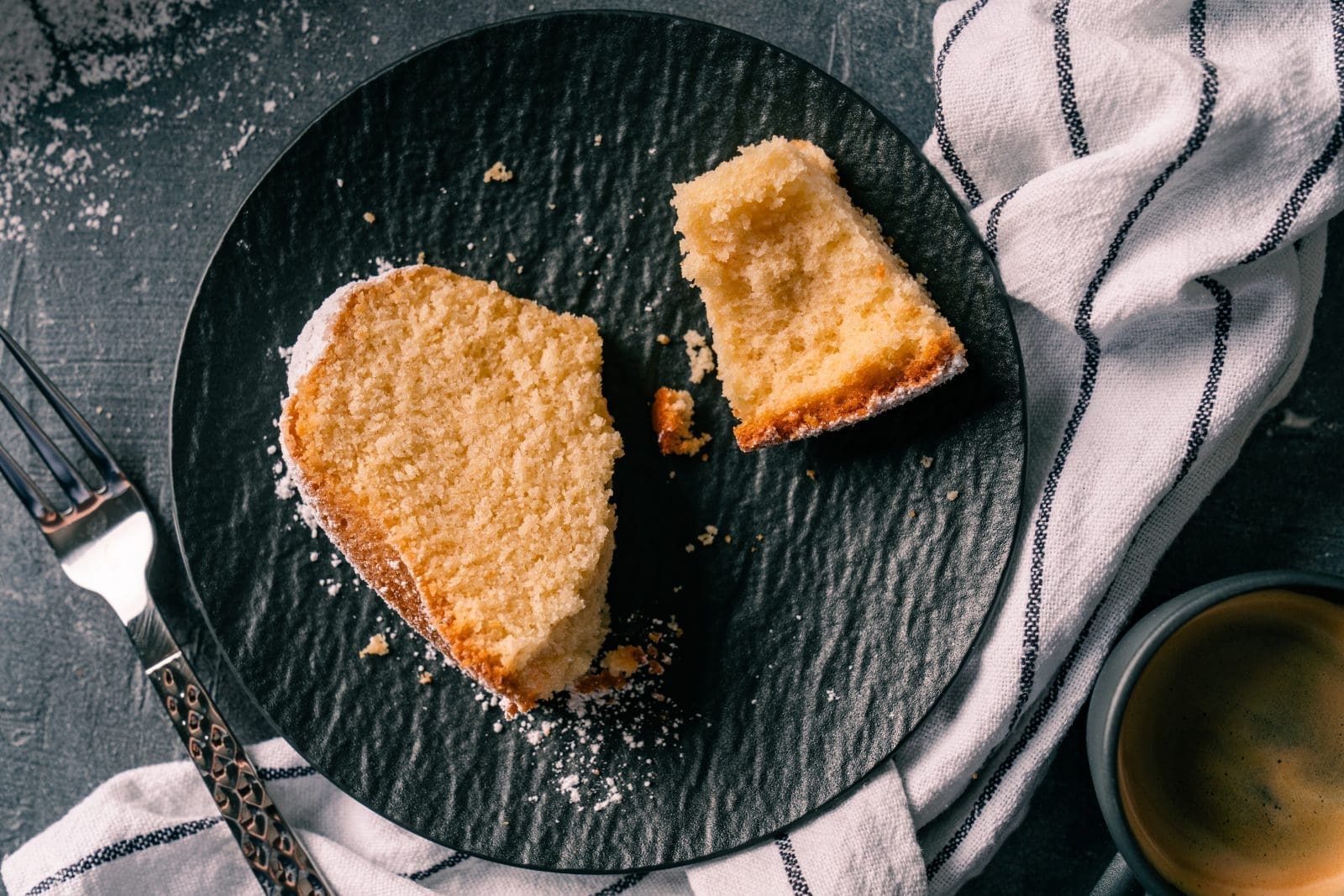 Rezept für einen Sandkuchen. Simpel. Saftig. Schnell. Definitiv der saftigste Sandkuchen, den man sich vorstellen kann. Einfach perfekt, daher ein Muss zum Nachbacken.