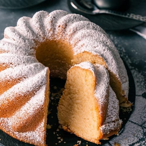 Rezept für einen Sandkuchen. Simpel. Saftig. Schnell. Definitiv der saftigste Sandkuchen, den man sich vorstellen kann. Einfach perfekt, daher ein Muss zum Nachbacken.