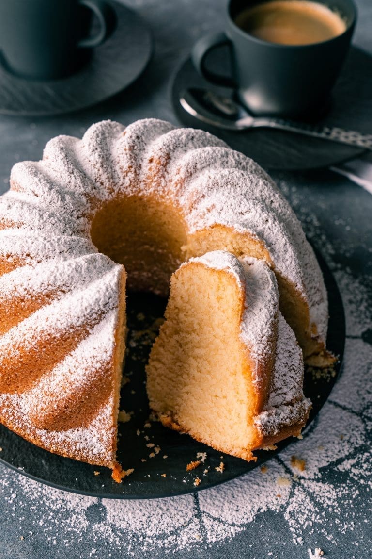 Rezept für einen Sandkuchen. Simpel. Saftig. Schnell. Definitiv der saftigste Sandkuchen, den man sich vorstellen kann. Einfach perfekt, daher ein Muss zum Nachbacken.