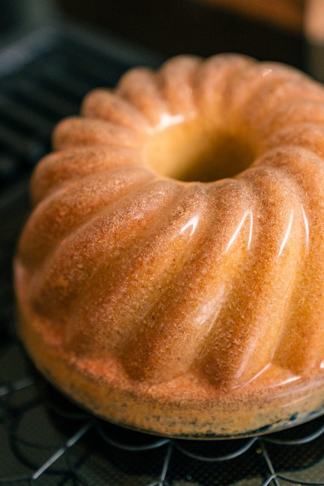 Rezept für einen Sandkuchen. Simpel. Saftig. Schnell. Definitiv der saftigste Sandkuchen, den man sich vorstellen kann. Einfach perfekt, daher ein Muss zum Nachbacken.