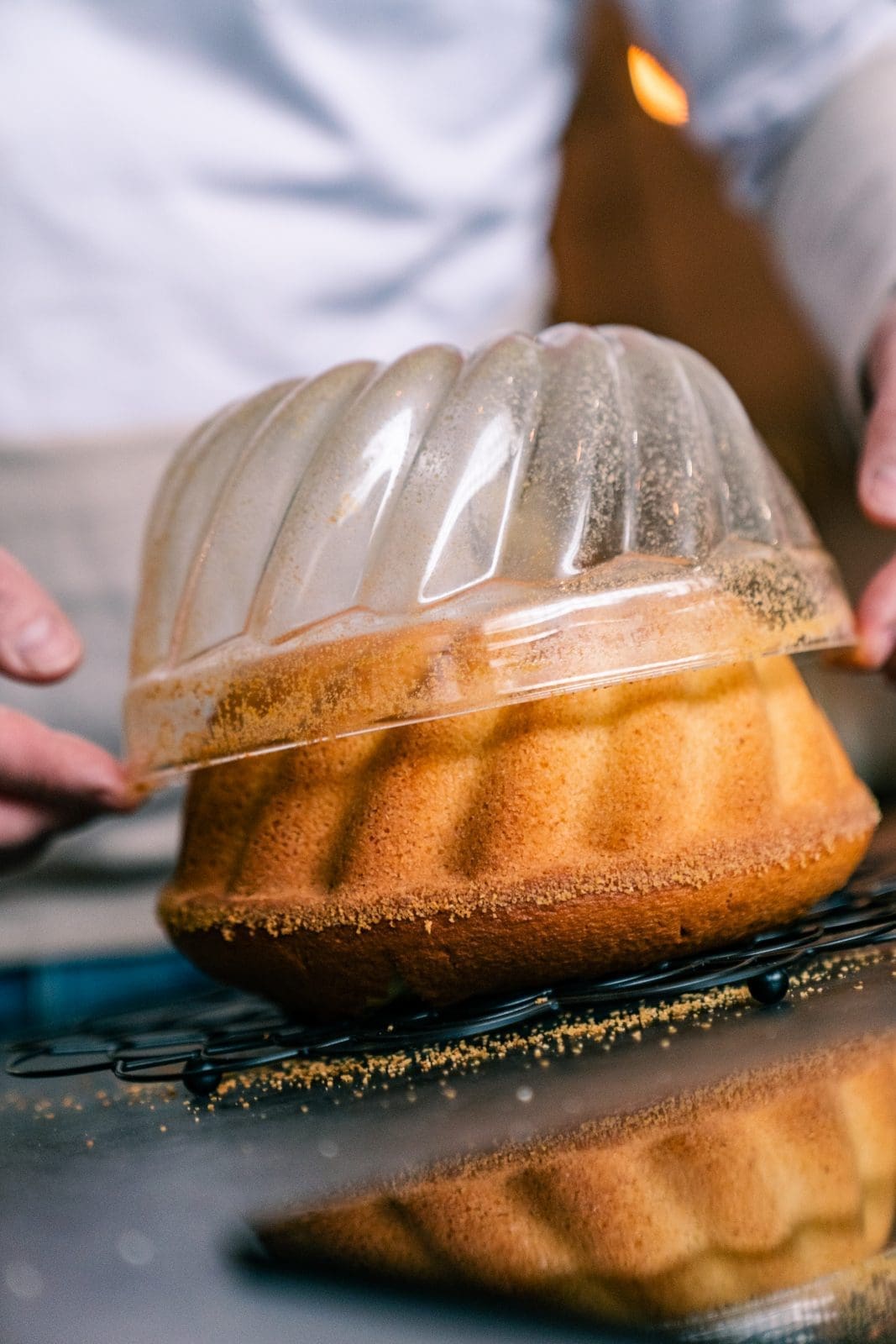Rezept für einen Sandkuchen. Simpel. Saftig. Schnell. Definitiv der saftigste Sandkuchen, den man sich vorstellen kann. Einfach perfekt, daher ein Muss zum Nachbacken.