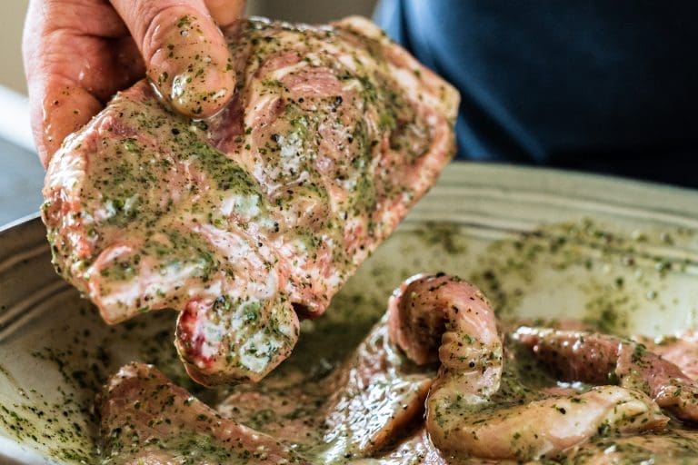 Grillen & Sommerküche: Unsere besten Rezepte für die Grillsaison 26 Almdudler Grillmarinade 15 | Sommer, Sonne, offenes Feuer: Hier findest du unsere besten Grillrezepte und Ideen für die Sommerküche – von zarten Spareribs über saftige Burger bis zu Salaten, Dips und frisch gebackenem Grillbrot. Alles vielfach erprobt, gelingsicher und mit dem gewissen Twist.