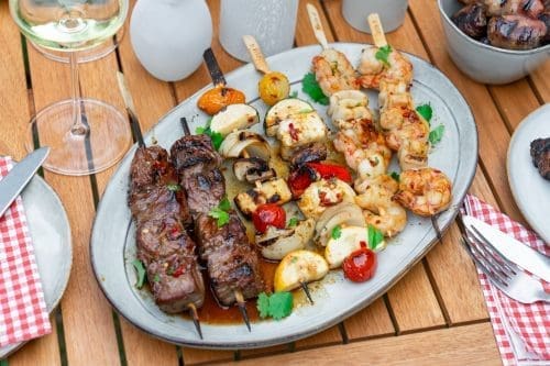 Grillspieße-Mix | Fisch, Fleisch und Veggie 2 Ein Rezept für einen spannenden Grillspieße-Mix. Da ist für jeden Geschmack etwas passendes dabei - egal ob Fleisch, Seafood oder Gemüse! Müsst ihr probieren ...