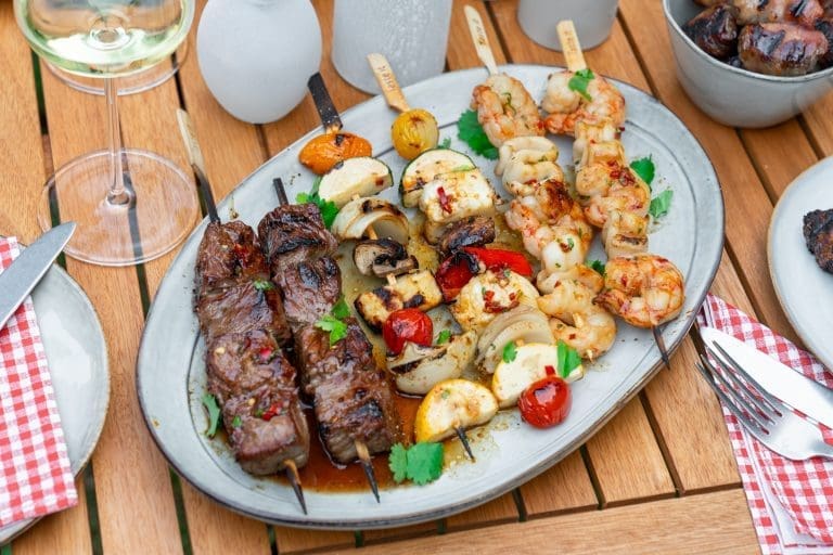 Grillen & Sommerküche: Unsere besten Rezepte für die Grillsaison 7 Ein Rezept für einen spannenden Grillspieße-Mix. Da ist für jeden Geschmack etwas passendes dabei - egal ob Fleisch, Seafood oder Gemüse! Müsst ihr probieren ...
