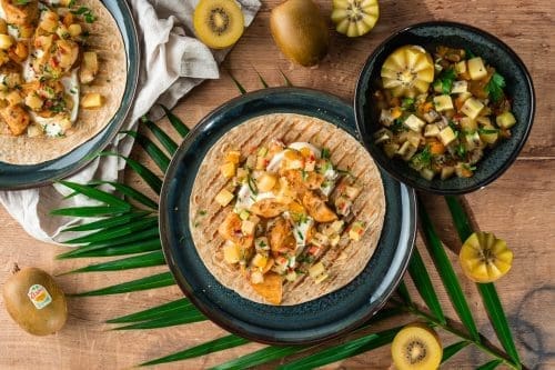 Kiwi Salsa ZESPRI 103 | Snackst du auch schon? Wir sind vor allem im Arbeitsalltag große Fans von flotten, unkomplizierten Snacks, die uns durch den Tag bringen. Manche perfekt zum zwischendurch Naschen oder auch Snacks für eine verdiente Auszeit. Gemeinsam mit den saftigen Zespri SunGold Kiwi präsentieren wir euch genau so einen Kiwi-Snack. Ohne viele Zutaten, schnell selbstgemacht und super flexibel nutzbar - hier ist unsere Kiwi-Salsa!