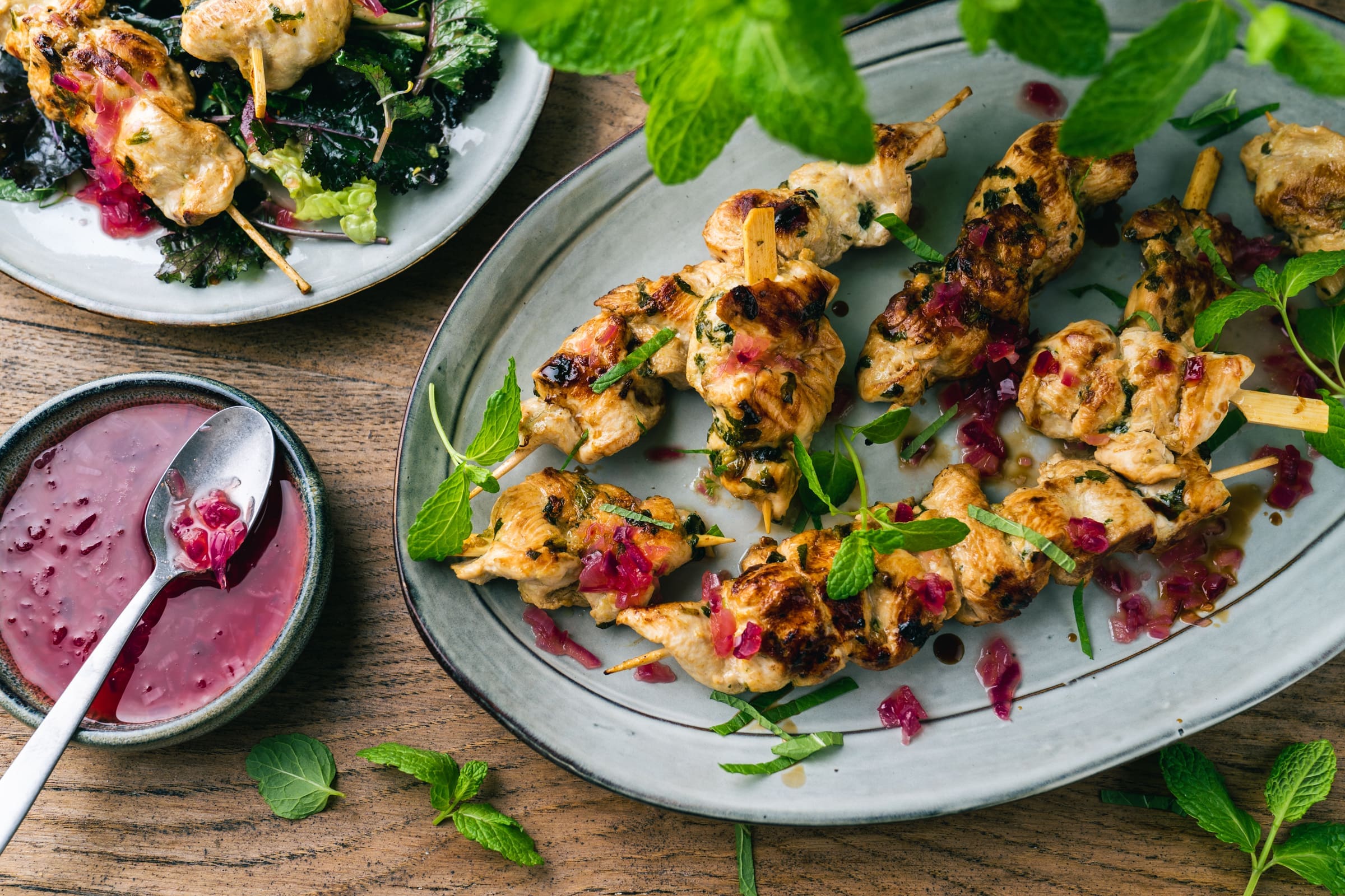 Minz-Hähnchenspieße mit Apfelvinaigrette