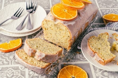 Orange Mohnkuchen 5 | Der Juni ist da und damit höchste Zeit für unseren Sommerkuchen 2021! Also der Kuchen der uns direkt in gute Laune & Sommerstimmung bringt. Viele denken jetzt bestimmt an Torten und ja gerade im Sommer kann so eine kühle Sahnetorte echt toll sein, aber noch viel lieber machen wir uns über einen saftigen Rührkuchen her. So erfüllt unser Mohn-Orangenkuchen alle Kriterien und es wird in dieses Jahr noch einige Male auf die Kuchentafel für uns, Freunde und Familie schaffen.