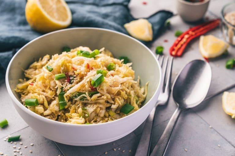 Grillen & Sommerküche: Unsere besten Rezepte für die Grillsaison 18 Spitzkohlsalat Asiatisch 12 | Sommer, Sonne, offenes Feuer: Hier findest du unsere besten Grillrezepte und Ideen für die Sommerküche – von zarten Spareribs über saftige Burger bis zu Salaten, Dips und frisch gebackenem Grillbrot. Alles vielfach erprobt, gelingsicher und mit dem gewissen Twist.