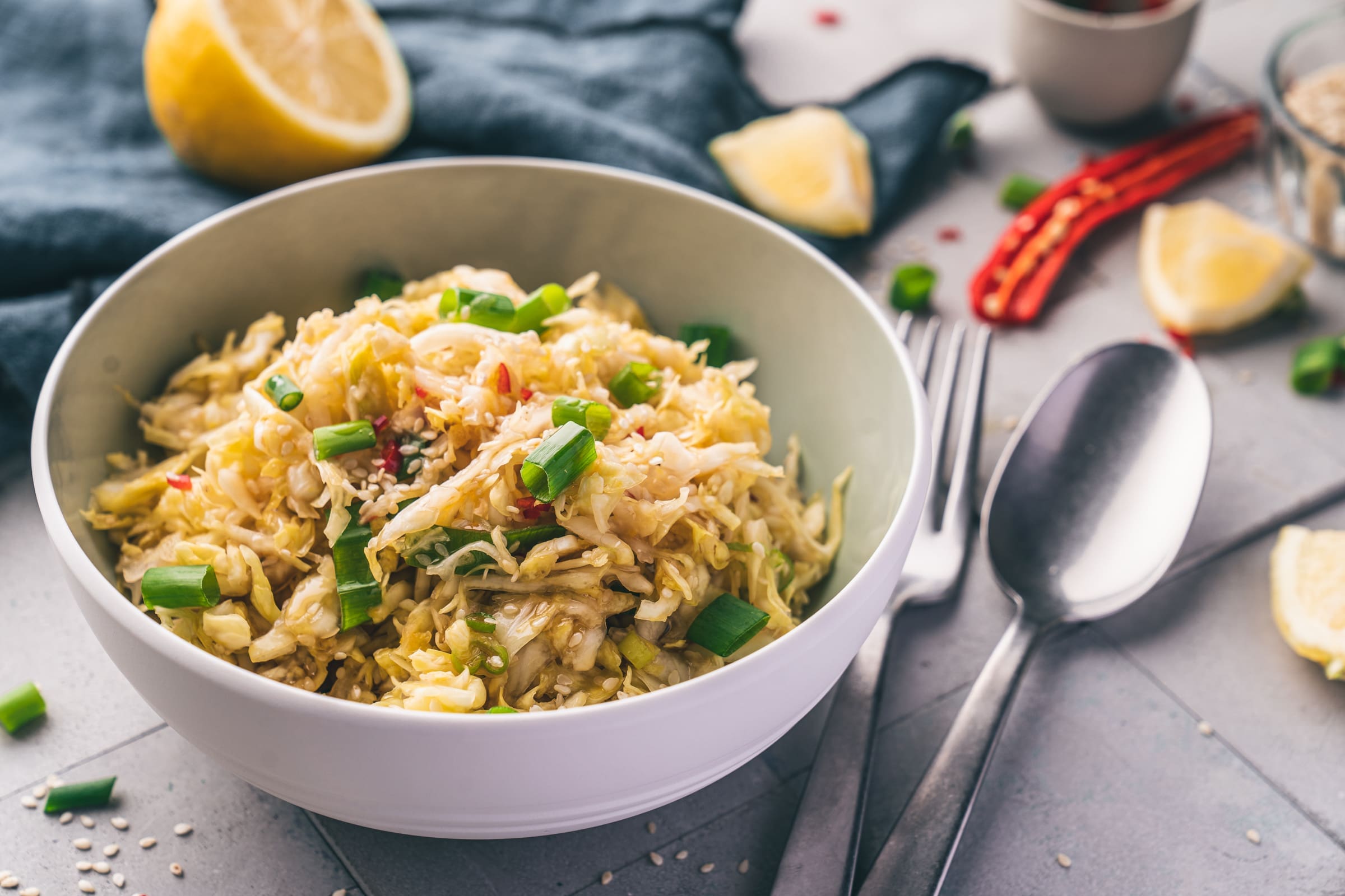 Asiatischer Spitzkohlsalat mit Sesam und Chili 2 Spitzkohlsalat Asiatisch 12 | Asiatischer Spitzkohlsalat mit Sesam und Chili - unser neuestes Rezept für unsere liebe Blogger*innen Runde "Fix auf dem Tisch", zu der wir euch regelmäßig zu einem vorher abgestimmten Thema viele tolle Rezepte präsentieren. Das Motto heute ist die schnelle Sommerküche. Ideen hatten wir mal wieder einige, die wir für euch hätten zeigen können. Aber ein sehr schnelles Rezept für einen sonst eher zeitaufwändigen Krautsalat, das fehlte uns noch in der Sammlung. Und da haben wir uns gedacht, zur sommerlichen Grillzeit passt solch ein Salat einfach perfekt, oder?!