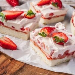 Weisse Erdbeerschnitten 11 | Erdbeerträume werden wahr: Diese 6 Erdbeerrezepte musst du diesen Sommer probieren!
