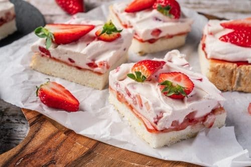 Weisse Erdbeerschnitten 11 | Dieses Rezept habt ihr einem Kommentar auf dem Blog zu verdanken! Wir wollten für eine Leserin testen, ob und wie man einen möglichst weißen Kuchen backen kann. Torsten kann sich da richtig reinsteigern und hat direkt mal den Recherchemodus und den Backofen angeschmissen. Das Ergebnis? Ein weißer Teig vom Blech ... aber was machen wir damit. Ich dachte, der muss doch perfekt als Erdbeerkuchen schmecken. Daher hab ich mich dann um eine leckere Creme gekümmert. Und fertig sind unsere weißen Erdbeerschnitten!
