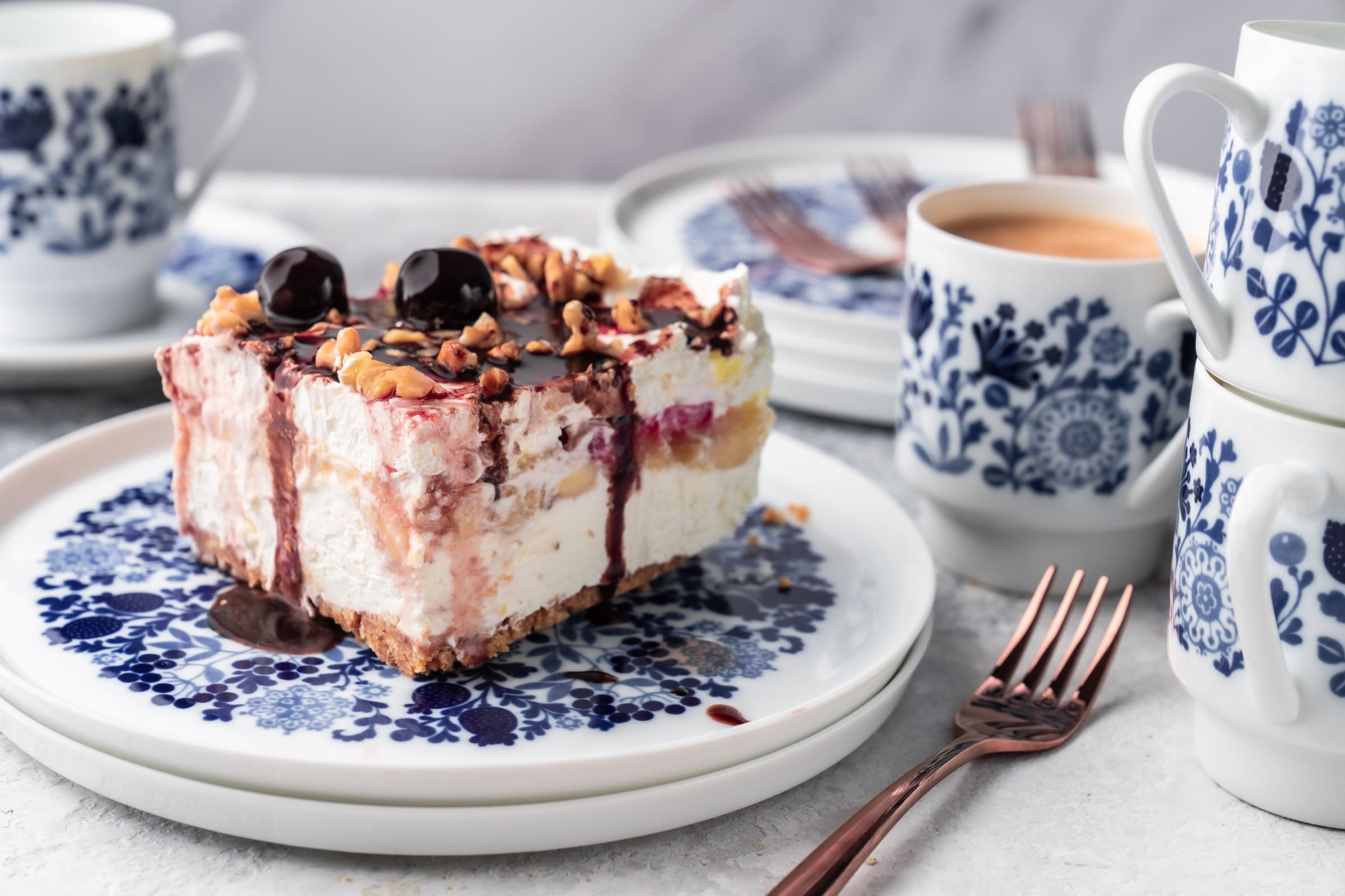 Rezept für No Bake Banana Split Dessert | Unser Sommer-Dessert Nr. 1. Vom amerikanischen Original inspiriert. Fruchtig, Schokolade und cremig.