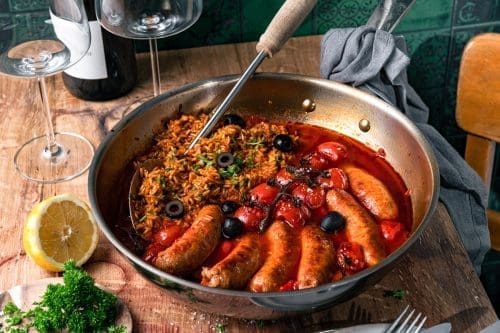 Würzige Chorizo-Pfanne | Wie ein Urlaub in Spanien! 2 Chorizzo Pfanne TEFAL 17 | Heute wollen wir euch entführen - es geht nach Spanien und es wird würzig und so lecker! Dafür sorgt die typisch spanische Chorizo, die wir beide sehr gerne mögen. Die Wurst ist das Highlight dieses schnellen Pfannengerichts, dazu noch Tomaten, Oliven und Reis - fertig ist unsere würzige Chorizo-Pfanne! Mit ihren mediterranen Aromen fühlt man sich sofort wie im Urlaub.