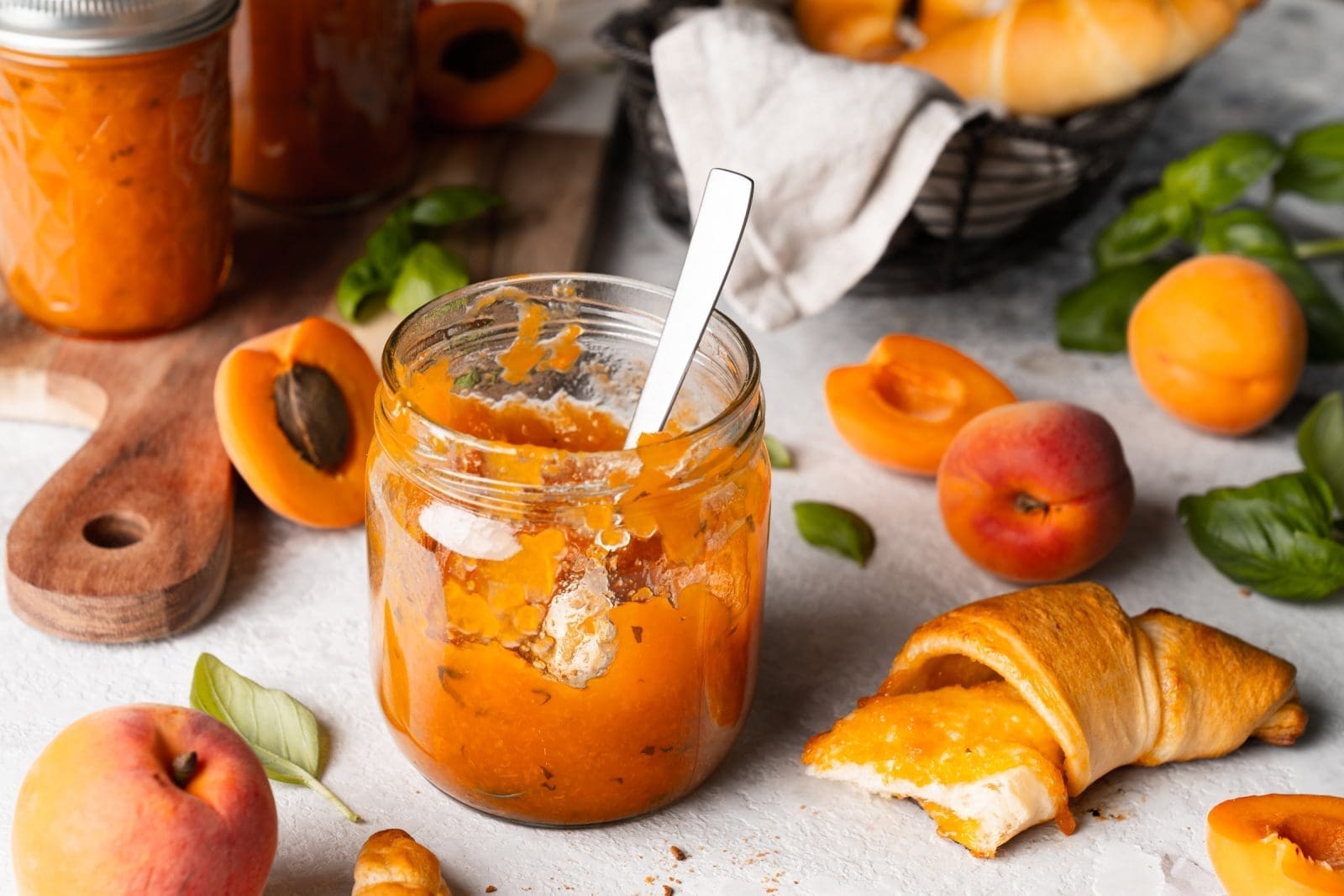 Rezept für Aprikosenfruchtaufstrich mit Basilikum. Mit dem Diamant Konfitürator haben wir dieses geniale Rezept entwickelt. Ganz easy.