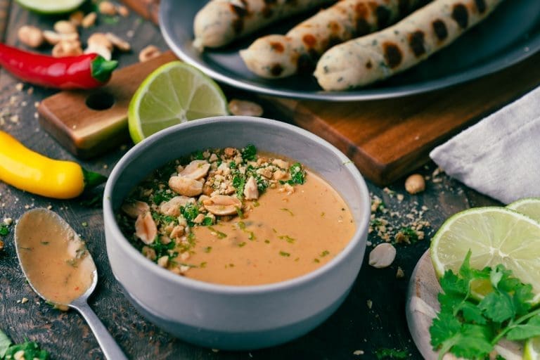 Grillen & Sommerküche: Unsere besten Rezepte für die Grillsaison 23 Rezept für unsere schnelle und leckere Erdnuss-Grillsauce. Mit Koriander verfeinert, die perfekte Kombination mit der Erdnuss und in 15 Minuten fix und fertig.