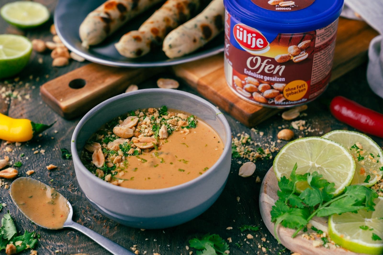 Rezept für unsere schnelle und leckere Erdnuss-Grillsauce. Mit Koriander verfeinert, die perfekte Kombination mit der Erdnuss und in 15 Minuten fix und fertig.