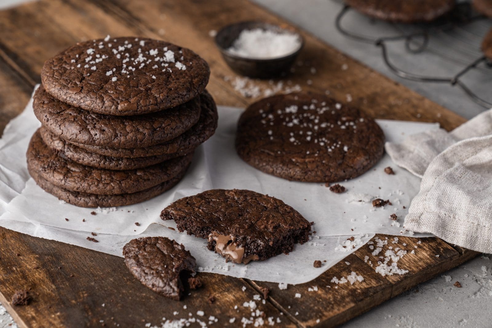 Extreme Chocolate Cookies | Im Schokohimmel! 2 Extreme Chocolate Cookie 22 | Unsere Liebe zur Schokolade kennt keine Grenzen und dieses Rezept hat uns sรผchtig gemacht! Es ist so einfach zu machen, man kann es nach Belieben abwandeln und jeder liebt sie. Wir wollten eine neue Variante klassischer Kekse, die wirklich schokoladig sind, aber wir waren frustriert von Rezepten mit zu viel Zucker oder mit nur ein wenig Kakaopulver. Unser perfekter Keks ist jetzt Deiner: reichhaltige, dunkle Brownie-รคhnliche Textur, sรผรer, cremiger Geschmack von geschmolzener Milchschokolade - was wollen wir mehr? Ihr mรผsst unsere Extreme Chocolate Cookies einfach ausprobieren.