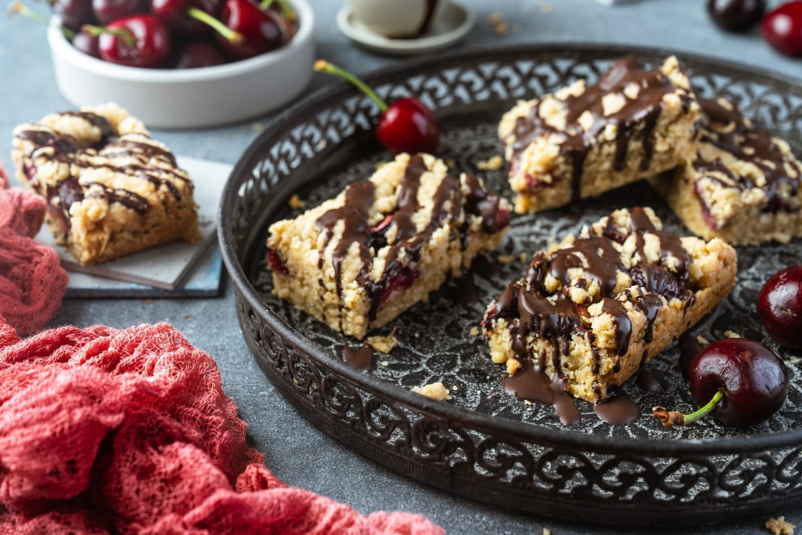 Der perfekte Snack. Sowohl nahrhaft als auch köstlich, diese Haferriegel schmecken wie Streuselteig und haben frische Kirschen als köstliches Highlight.