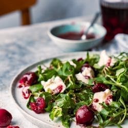 Grüner Salat mit eingelegten Kirschen und Blauschimmelkäse 12 Rezept für eingelegte Kirschen und einen köstlichen grünen Salat, zu dem die Kirschen perfekt passen!
