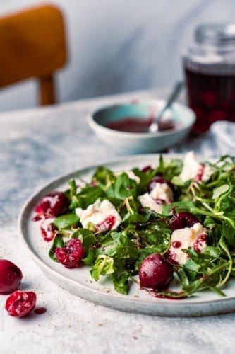 Rezept für eingelegte Kirschen und einen köstlichen grünen Salat, zu dem die Kirschen perfekt passen!