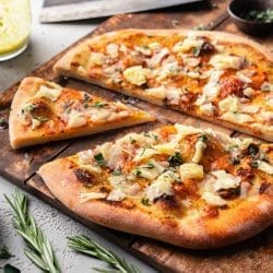 Pizzabrot Cheddar Kerrygold 26 | Frisch gebackenes Brot, das noch warm aus dem Ofen kommt – dagegen kommt kein Supermarktbrot an. Mit etwas Übung ist es leichter, als du denkst.