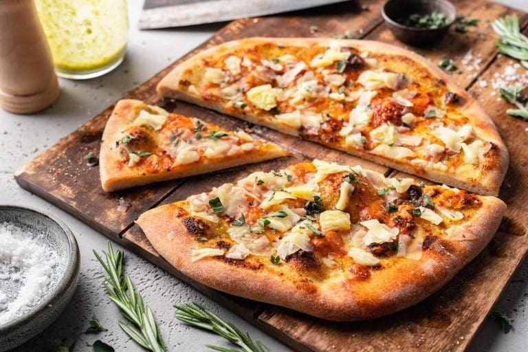 Pizzabrot Cheddar Kerrygold 26 | Frisch gebackenes Brot, das noch warm aus dem Ofen kommt – dagegen kommt kein Supermarktbrot an. Mit etwas Übung ist es leichter, als du denkst.