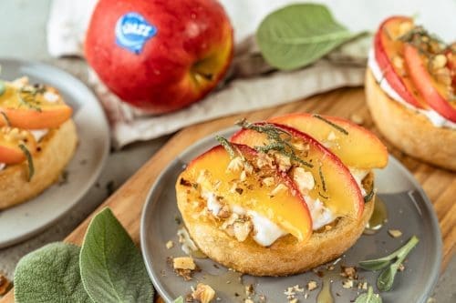 Fruchtiges Snack-Rezept: Apfel-Bruschetta. Leicht zuzubereiten! 2 Rezept für ein fruchtiges und schnelles Snack-Rezept. Apfelbruschetta ist schnell und easy zubereitet. Für den Lunch oder auch als Starter eurer Grillparty.