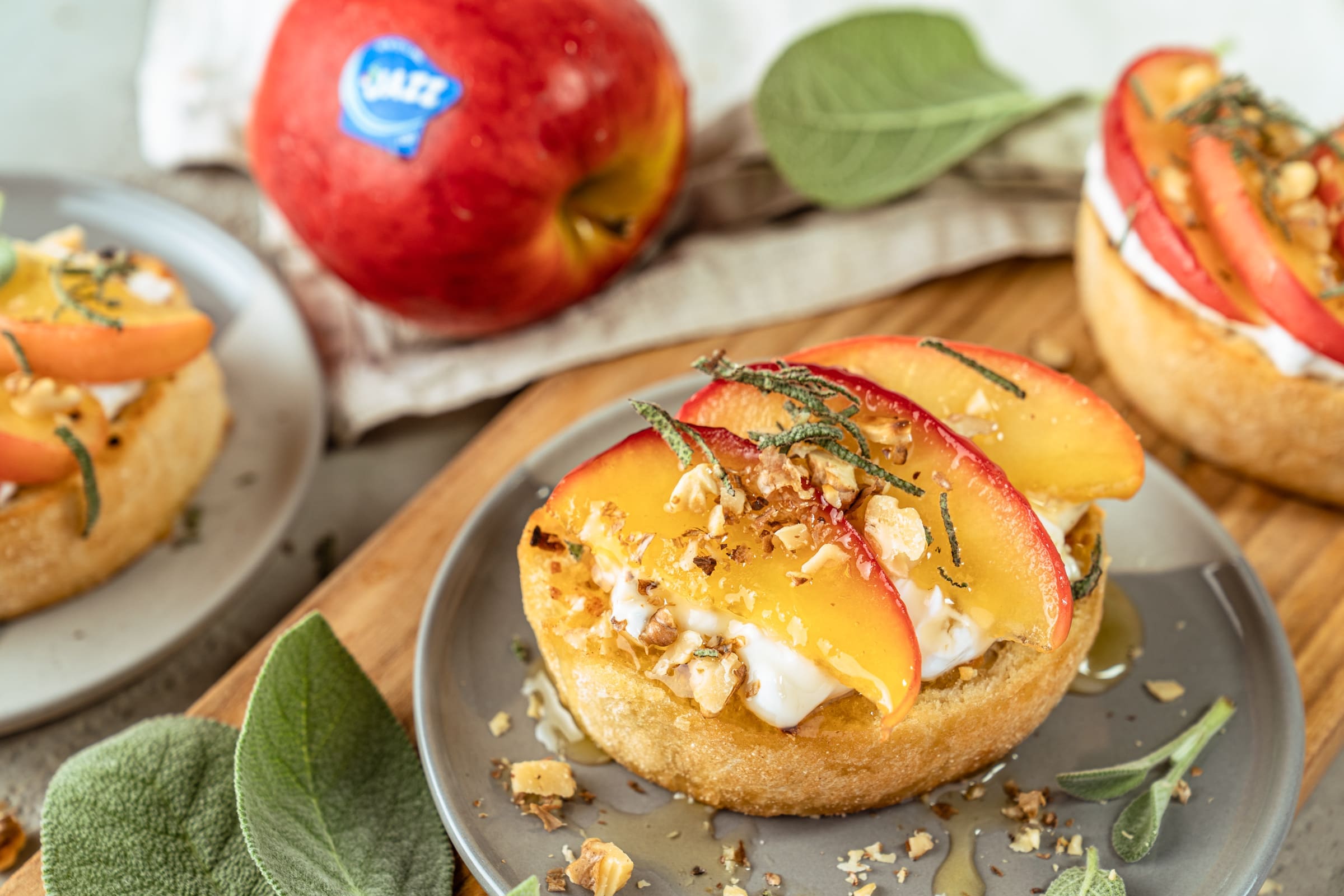 Fruchtiges Snack-Rezept: Apfel-Bruschetta. Leicht zuzubereiten! 2 Rezept für ein fruchtiges und schnelles Snack-Rezept. Apfelbruschetta ist schnell und easy zubereitet. Für den Lunch oder auch als Starter eurer Grillparty.