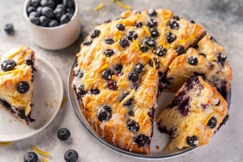 Rezept für unseren schnellsten Blaubeerkuchen. In 17 Minuten ist der Teig fertig, die Blaubeeren verteilt und die Form im Ofen. Schneller und einfacher geht nicht.