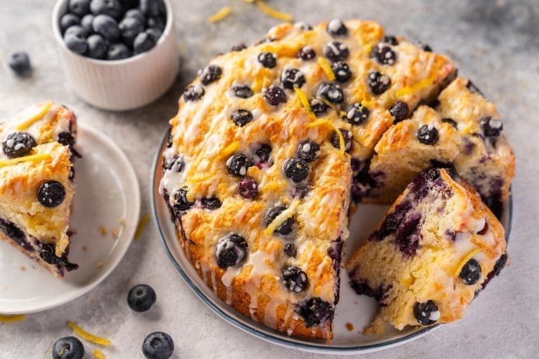 Rezept für unseren schnellsten Blaubeerkuchen. In 17 Minuten ist der Teig fertig, die Blaubeeren verteilt und die Form im Ofen. Schneller und einfacher geht nicht.