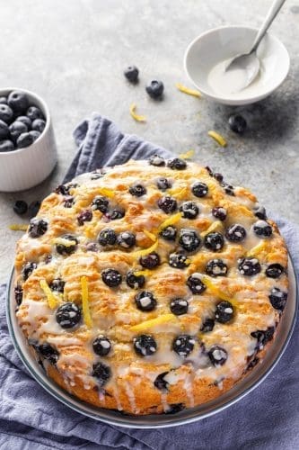 Rezept für unseren schnellsten Blaubeerkuchen. In 17 Minuten ist der Teig in der Form. Mit Skyr, wenig Zucker und Zitrone. Einfach, saftig, lecker.