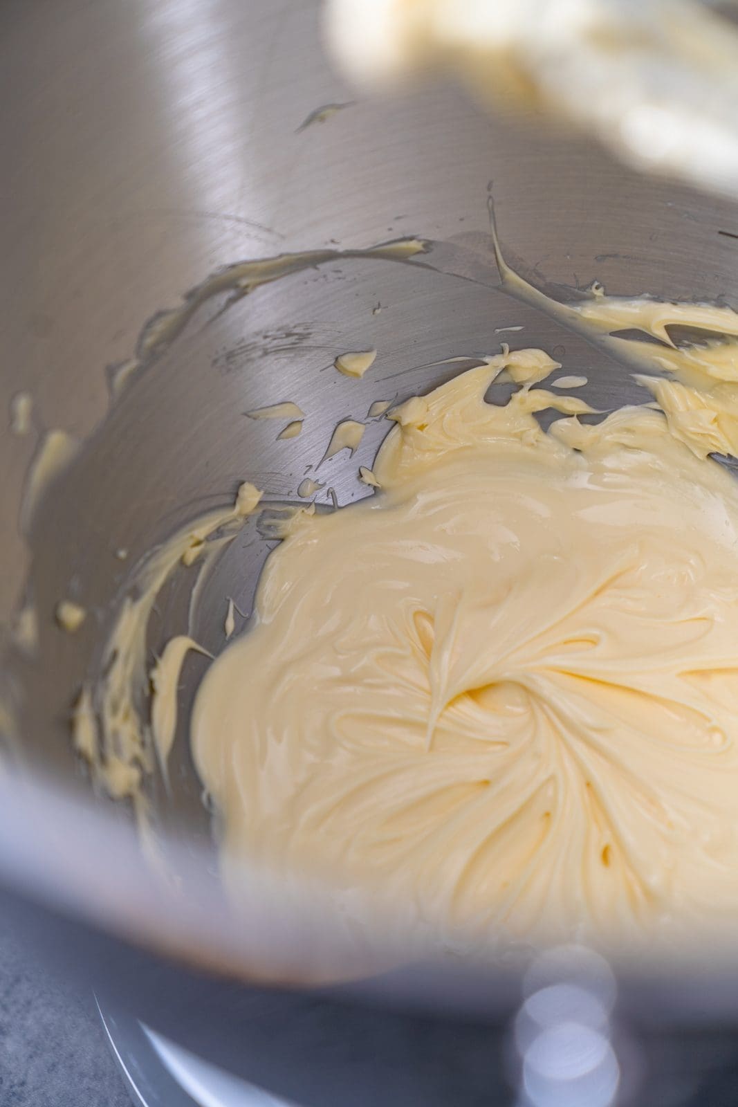 Lernt drei Arten von Buttercremes kennen und erfahrt, wie Ihr sie alle einfach selbst zubereiten könnt! Französische, Swiss Meringue und Deutsche Buttercreme!
