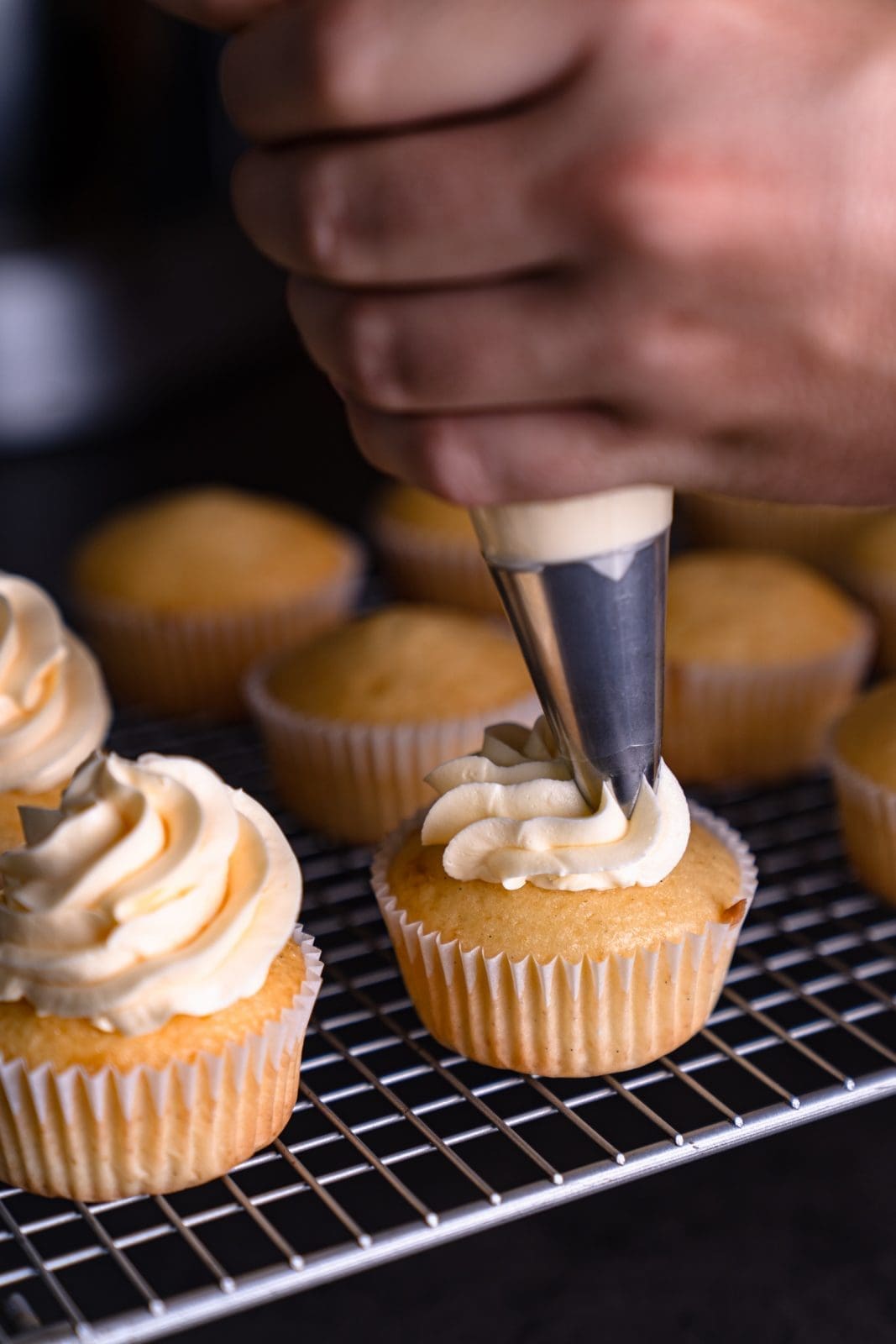 Lernt drei Arten von Buttercremes kennen und erfahrt, wie Ihr sie alle einfach selbst zubereiten könnt! Französische, Swiss Meringue und Deutsche Buttercreme!