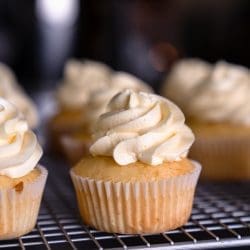 Lernt drei Arten von Buttercremes kennen und erfahrt, wie Ihr sie alle einfach selbst zubereiten könnt! Französische, Swiss Meringue und Deutsche Buttercreme!