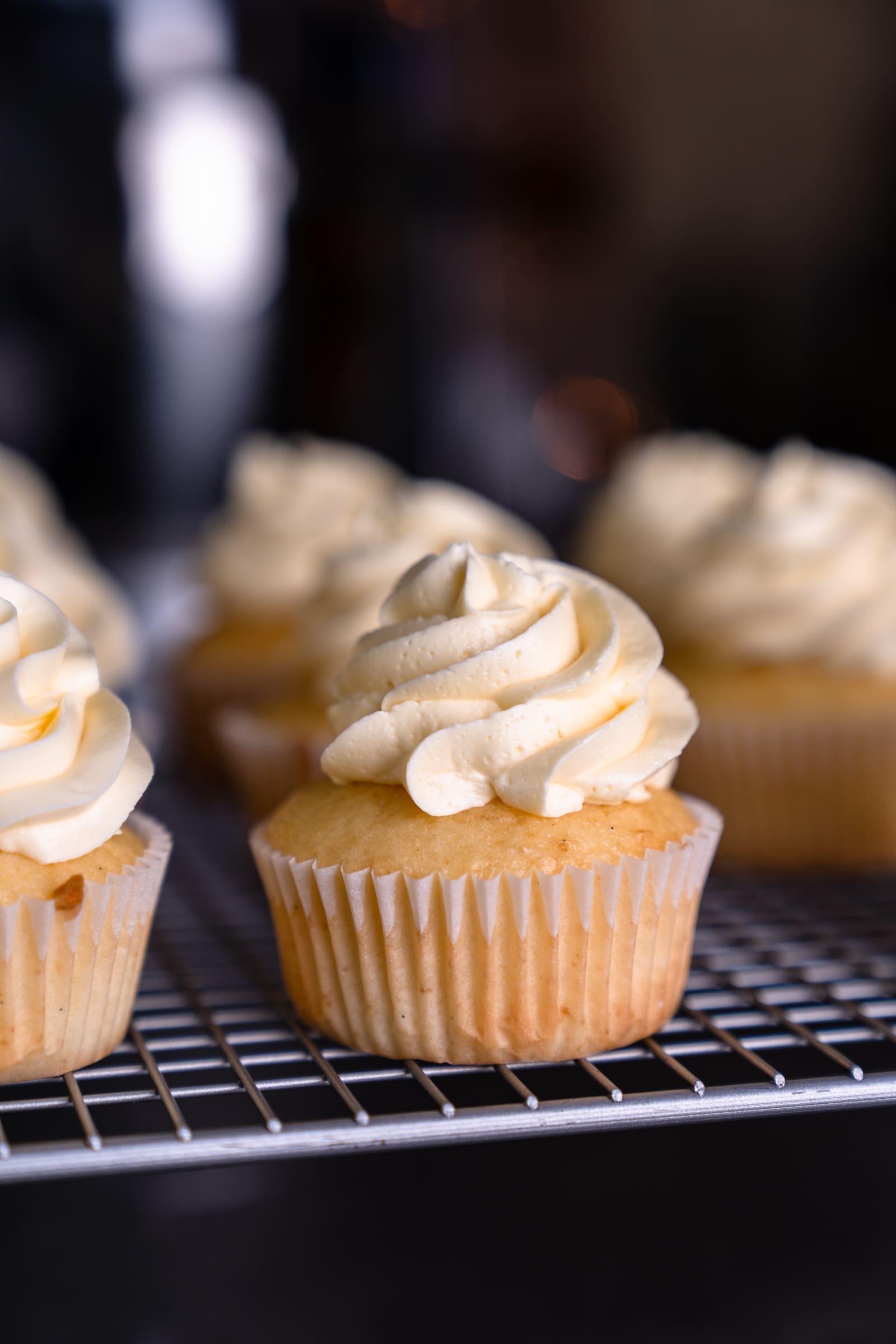 Lernt drei Arten von Buttercremes kennen und erfahrt, wie Ihr sie alle einfach selbst zubereiten könnt! Französische, Swiss Meringue und Deutsche Buttercreme!