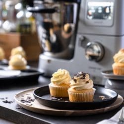 Lernt drei Arten von Buttercremes kennen und erfahrt, wie Ihr sie alle einfach selbst zubereiten könnt! Französische, Swiss Meringue und Deutsche Buttercreme!