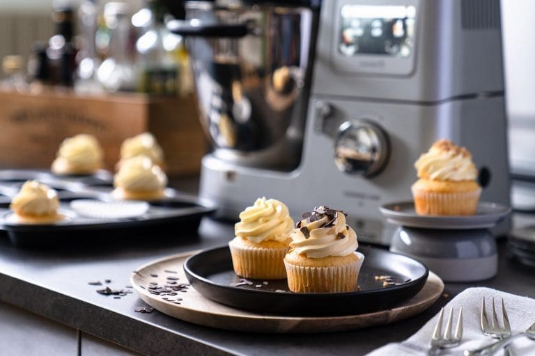 Grundrezepte – die Basics für deine Küche 6 Lernt drei Arten von Buttercremes kennen und erfahrt, wie Ihr sie alle einfach selbst zubereiten könnt! Französische, Swiss Meringue und Deutsche Buttercreme!