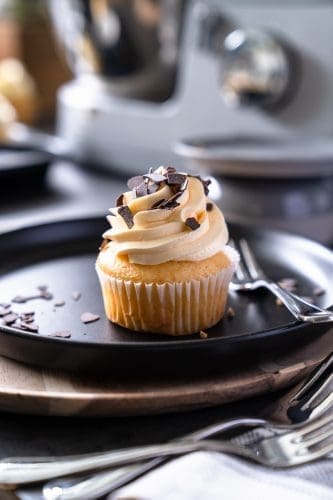Lernt drei Arten von Buttercremes kennen und erfahrt, wie Ihr sie alle einfach selbst zubereiten könnt! Französische, Swiss Meringue und Deutsche Buttercreme!