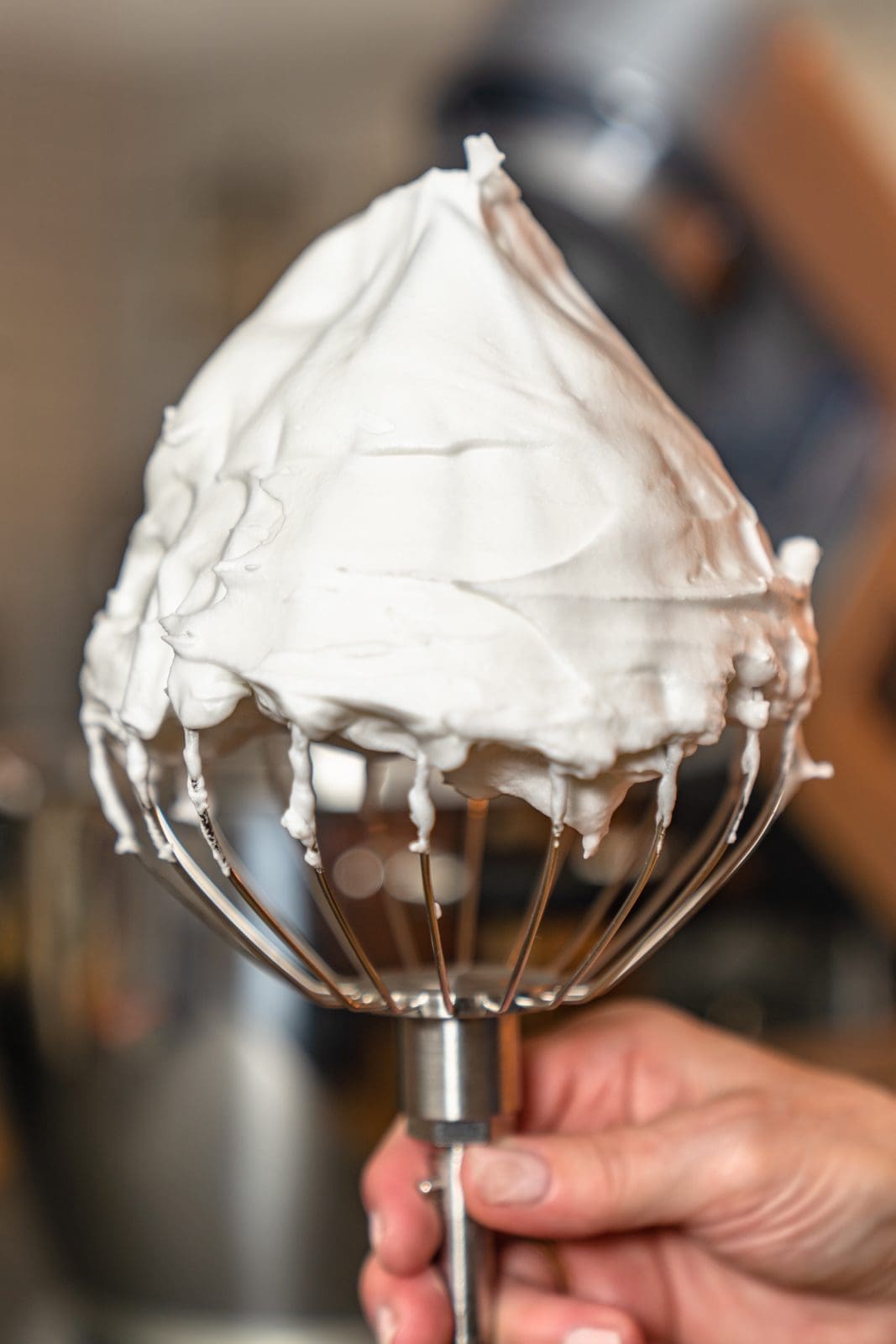 Lernt drei Arten von Buttercremes kennen und erfahrt, wie Ihr sie alle einfach selbst zubereiten könnt! Französische, Swiss Meringue und Deutsche Buttercreme!