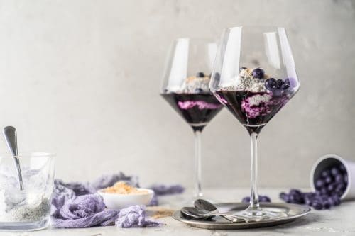 Rezept für Kokos-Chia-Pudding mit Blaubeeren. Unser Rezept besteht aus quasi 3 Superfoods. Mit einem besseren Gewissen könnt ihr kaum ein leckeres Dessert naschen.