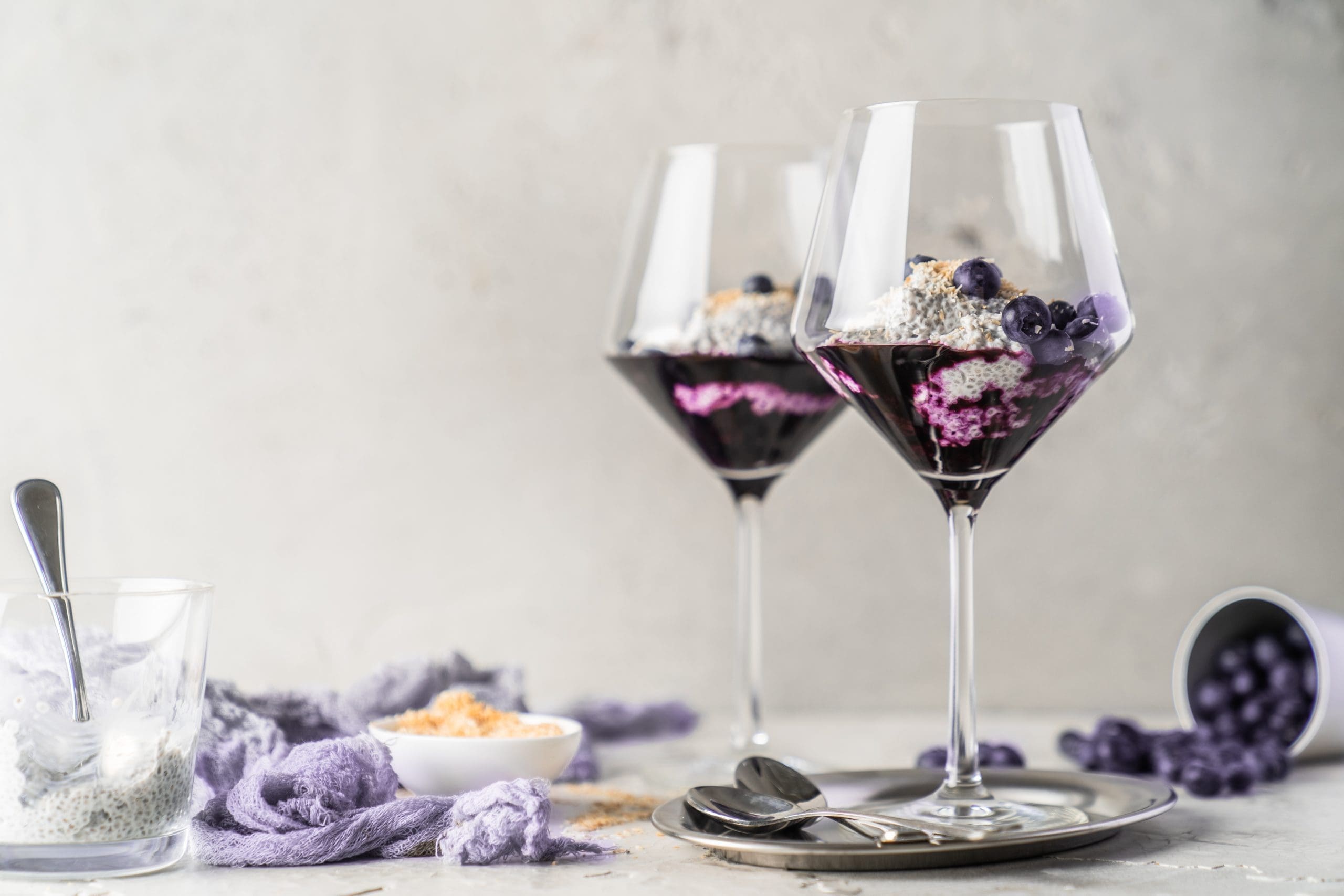 Kokos-Chia-Pudding mit Blaubeeren | Eine perfekte Kombination aus Superfood und Design 2 Rezept für Kokos-Chia-Pudding mit Blaubeeren. Unser Rezept besteht aus quasi 3 Superfoods. Mit einem besseren Gewissen könnt ihr kaum ein leckeres Dessert naschen.