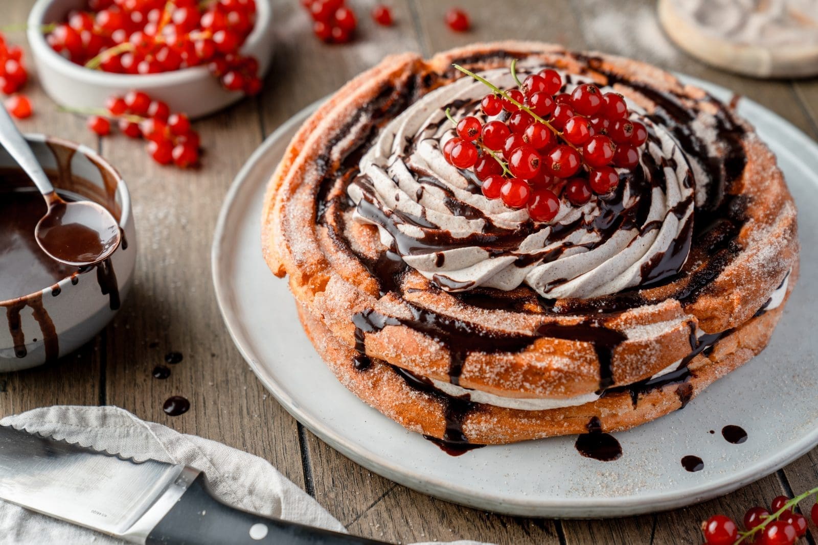 Wenn Ihr Churros liebt, wird Euch diese Churros-Torte umhauen. Der Brandteig wird gebacken, nicht frittiert - er ist wirklich einfach zu machen.