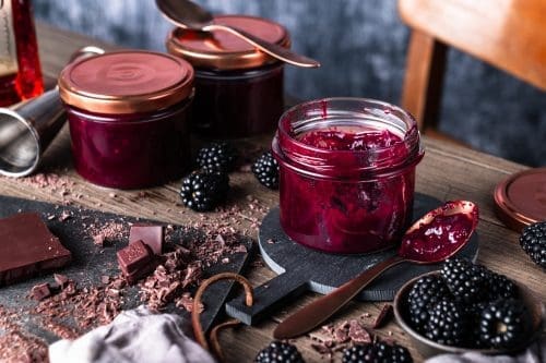 2. Jam Session Rezept: Brombeer-Schoko-Aufstrich mit Amaretto 2 DIAMANT Gelierzucker Brombeer 18 | Die Brombeersaison ist in vollem Gange und es ist wieder Zeit, in die zweite Runde unserer Jam Session zu gehen. Mit diesem Brombeer-Schoko-Aufstrich mit Amaretto wollen wir euch heute beeindrucken. Der Aufstrich beginnt mit einer kräftigen Portion an frischen Brombeeren, die wir pürieren und dann mit Diamant Gelierzucker 3:1 sprudelnd kochen lassen und dann mit Schoko und Amaretto verfeinern. Wie fast alle Konfitüren, Marmeladen, Aufstriche und Gelees seid ihr mit dem Kochen und Abfüllen wirklich nur ein paar Minuten beschäftigt. Also ganz geringer Aufwand für jede Menge Aufstrich-Vergnügen.