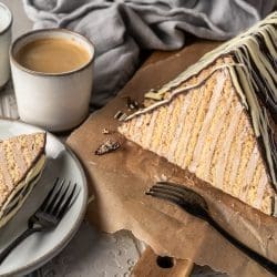Margarethenschnitt Pyramidenkuchen 13 | Ihr steht regelmäßig ratlos vorm Backofen, weil Buttercreme oft zu süß, zu schwer oder einfach kompliziert ist? Mir ging’s genauso. Darum habe ich drei Buttercremes entwickelt, die easy gelingen, unterschiedlich schmecken und einfach Spaß machen. Ob puristisch-französisch, fluffig-leicht (Swiss Meringue) oder puddingbasiert und super­schnell: Für jede Torte und jede Laune ist was dabei. Deine Buttercreme wird endlich so, wie du sie dir wünschst: cremig, stabil, lecker und kein Rätsel mehr beim Dekorieren oder Füllen.