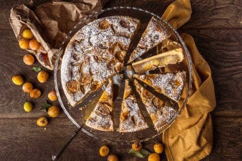 Frangipane ist eine einfache Mandelfüllung. In diesem Rezept kombinieren wir sie mit Mirabellen, um eine köstliche und schöne französische Tarte zu backen.