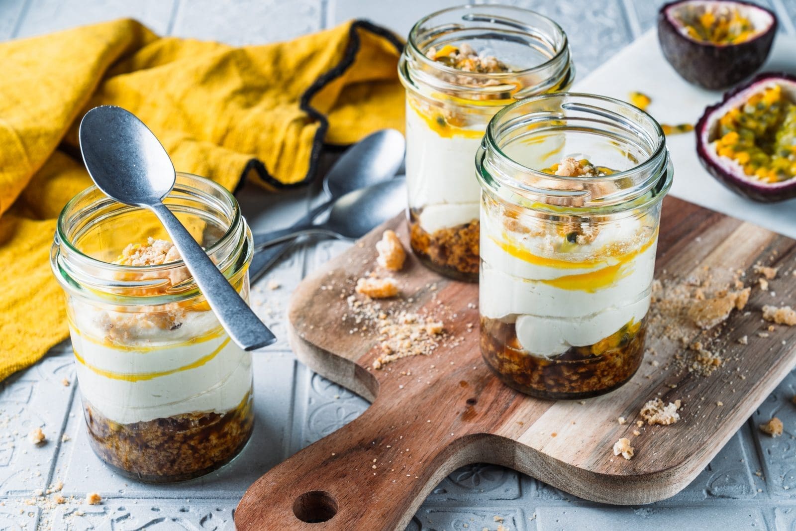 Passionsfrucht tiramisu EDEKA 6 | Dieses Rezept ist perfekt für alle, die mal etwas anderes mit ihrem Tiramisu ausprobieren möchten. Es hat eine fruchtige Note, die Euch hoffentlich dazu bringt, dieses Rezept immer wieder zu machen. Die Passionsfrucht bringt genau die richtige Menge an Süße und Säure in dieses Dessert und macht es unwiderstehlich! Ich kann es kaum erwarten, Euch unser Passionsfrucht-Tiramisu mit leckeren Amaretti vorzustellen und Euch zu zeigen, wie Ihr vier Gläser dieses köstlichen Desserts in 12 Minuten zaubern könnt! Ganz gleich, ob Ihr eine süße Leckerei für Euch selbst zubereitet oder Freunde mit etwas Neuem überraschen wollt, bei diesem Rezept wird jeder nach einem Nachschlag verlangen.